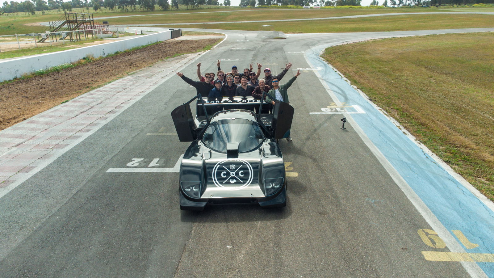 'La Liebre' with the team that built it